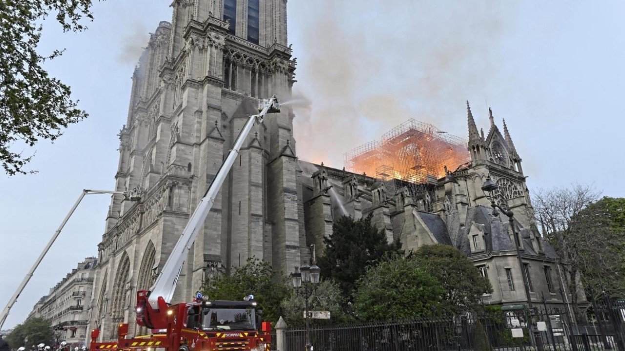 La bataille de Notre-Dame Background