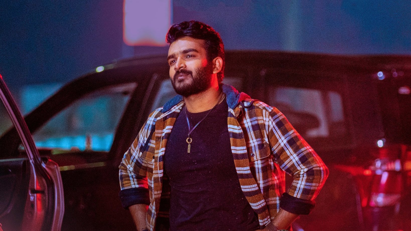 Nenu Meeku Baaga Kavalsinavaadini Background
