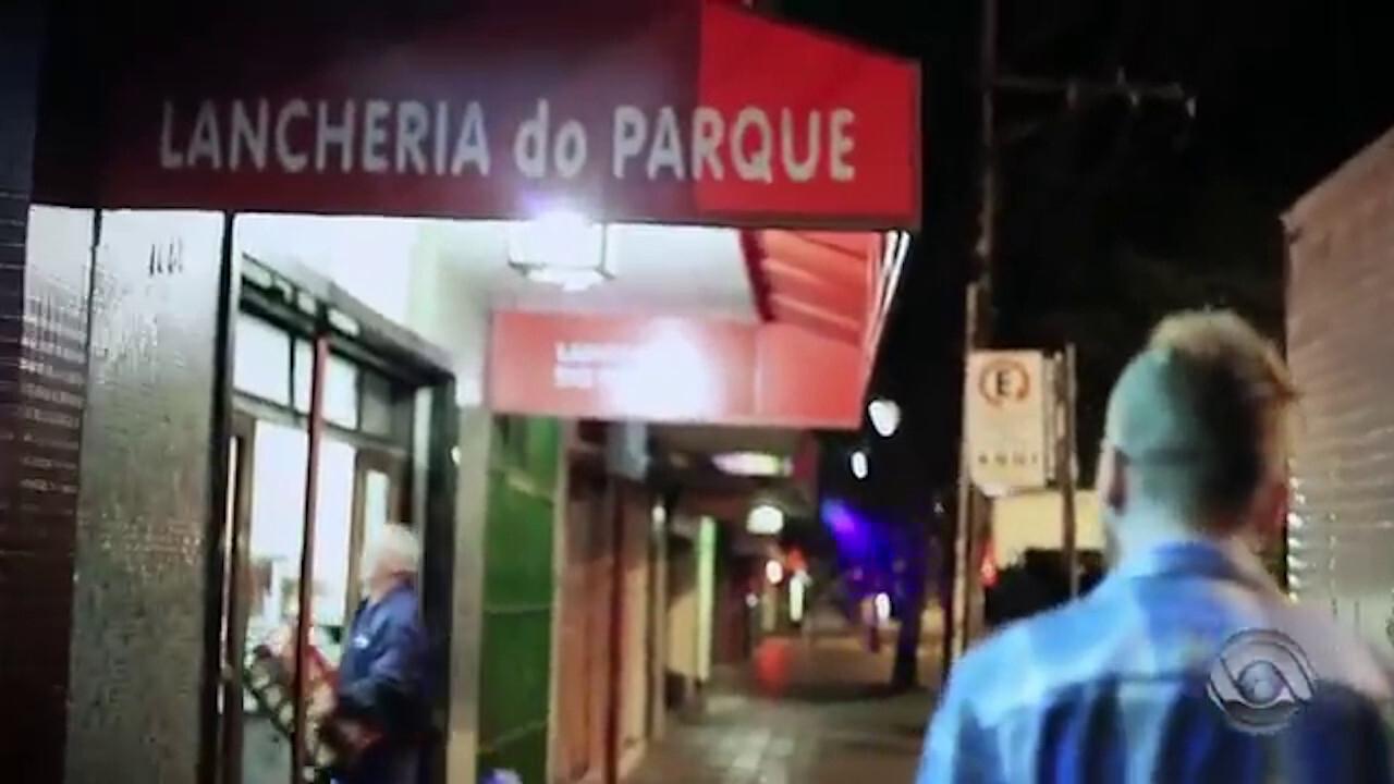 Osvaldo Aranha, 1086: Um dia na Lancheria do Parque Background