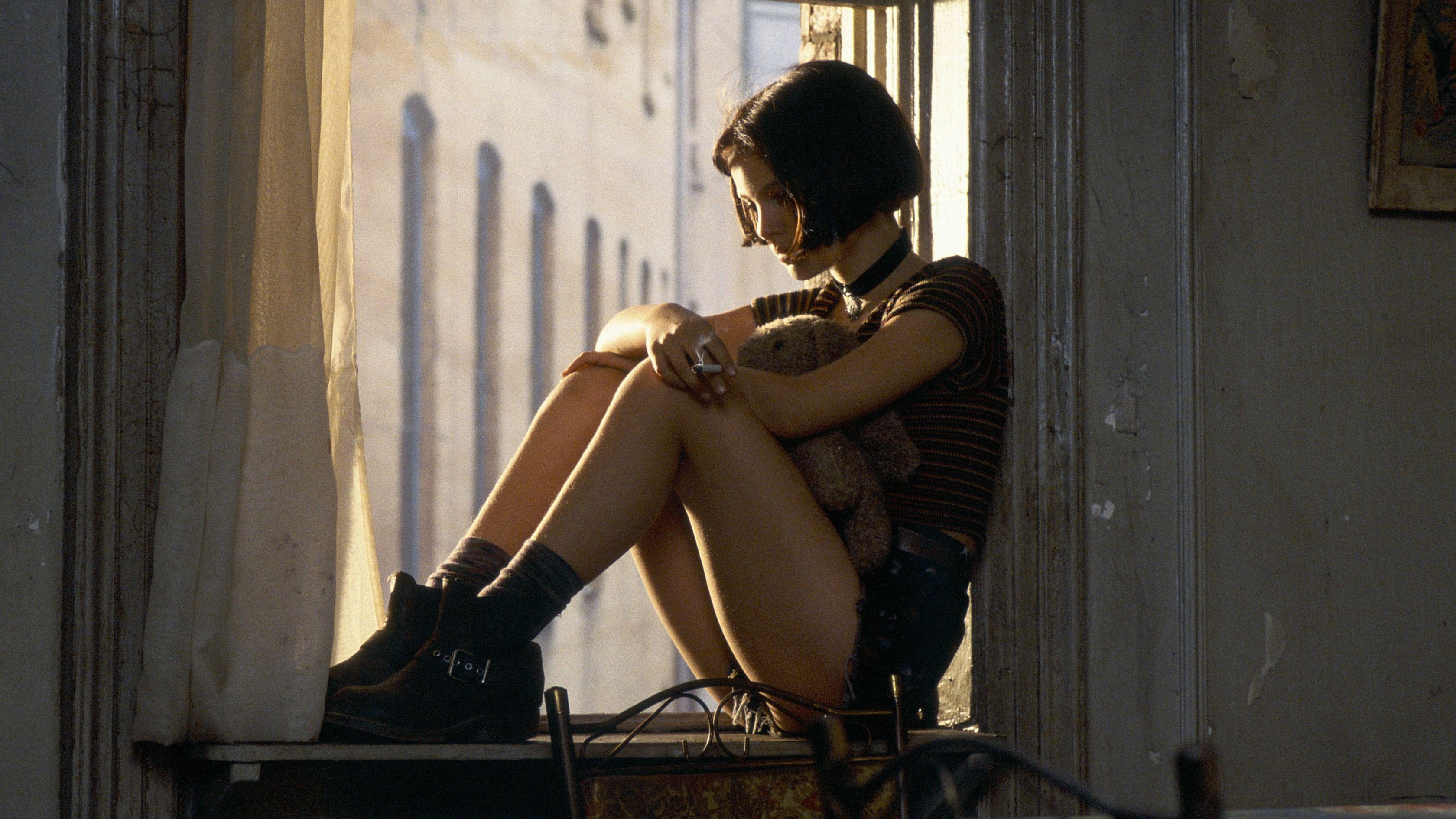 Léon: The Professional Background
