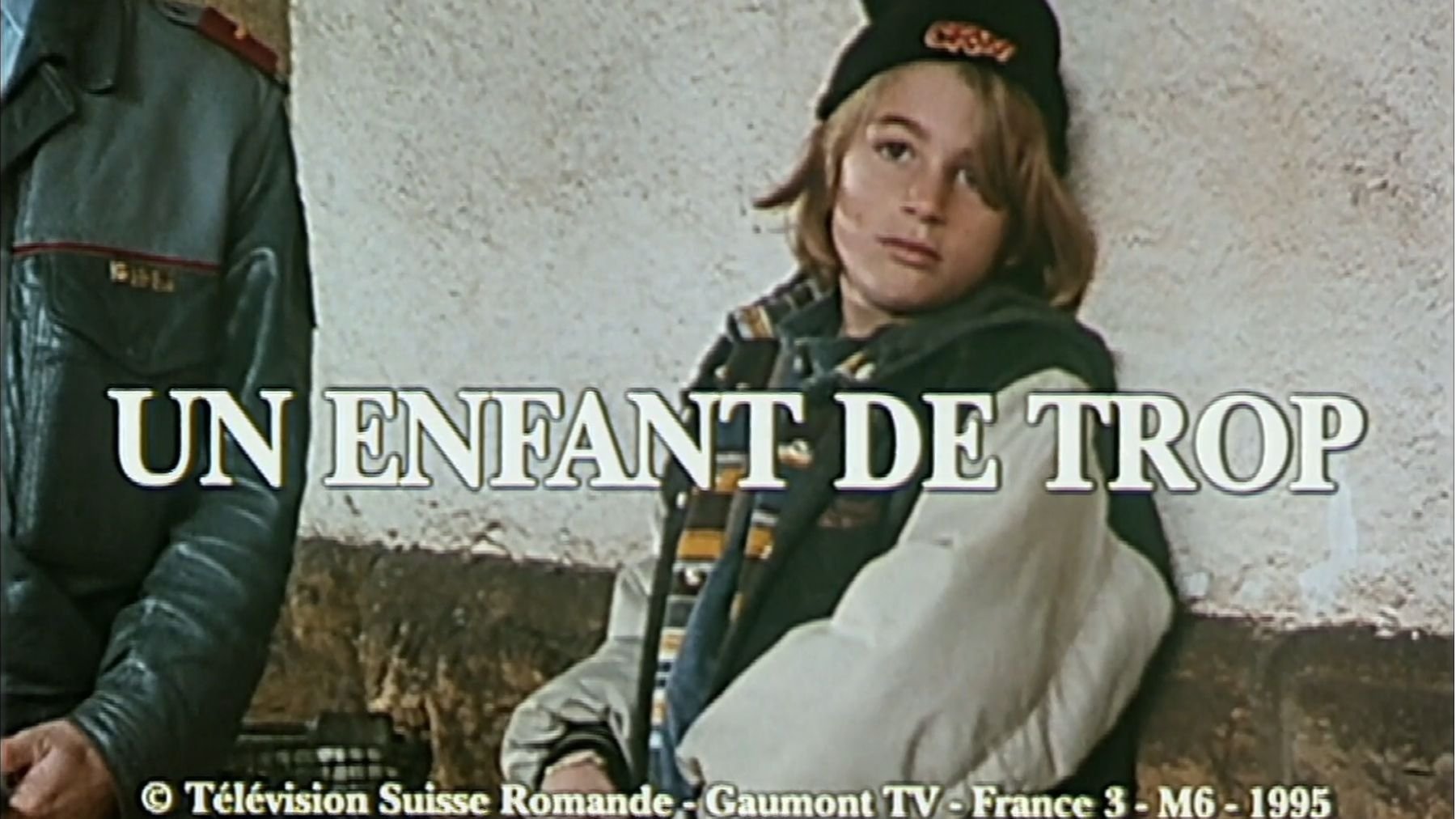 Un enfant de trop Background