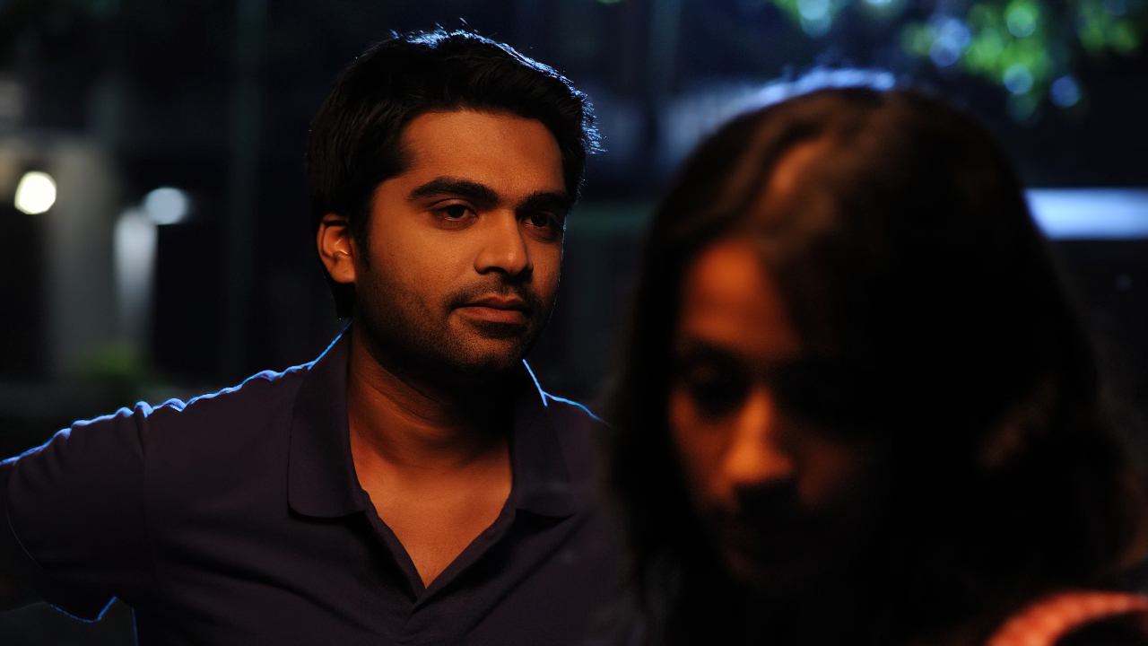 Vinnaithaandi Varuvaayaa Background