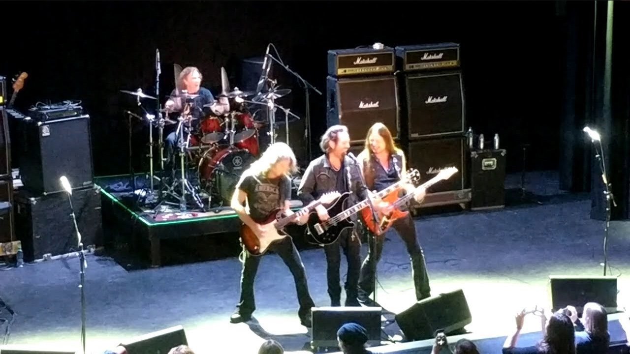 Winger Live Background