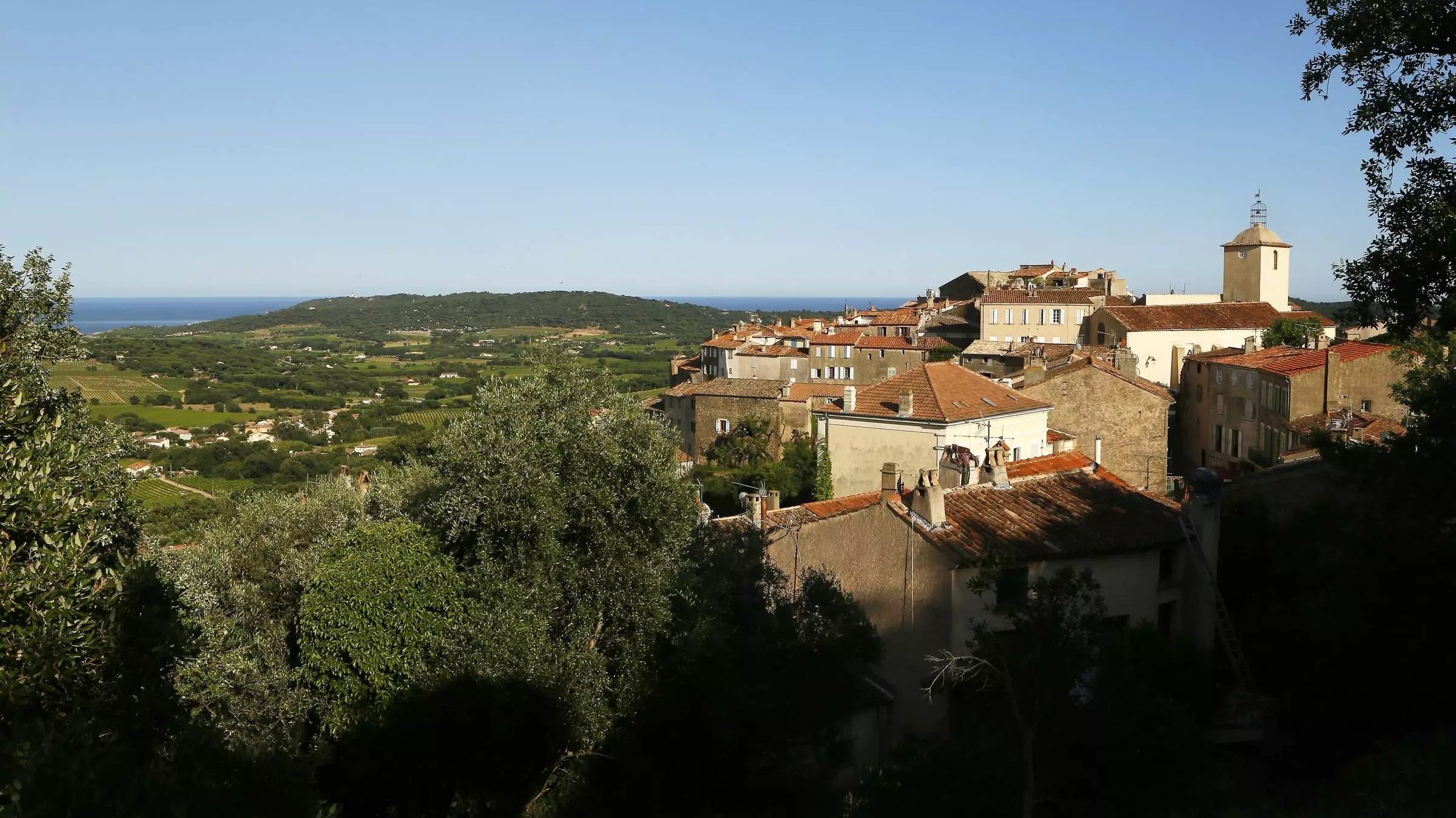 Crime à Ramatuelle Background