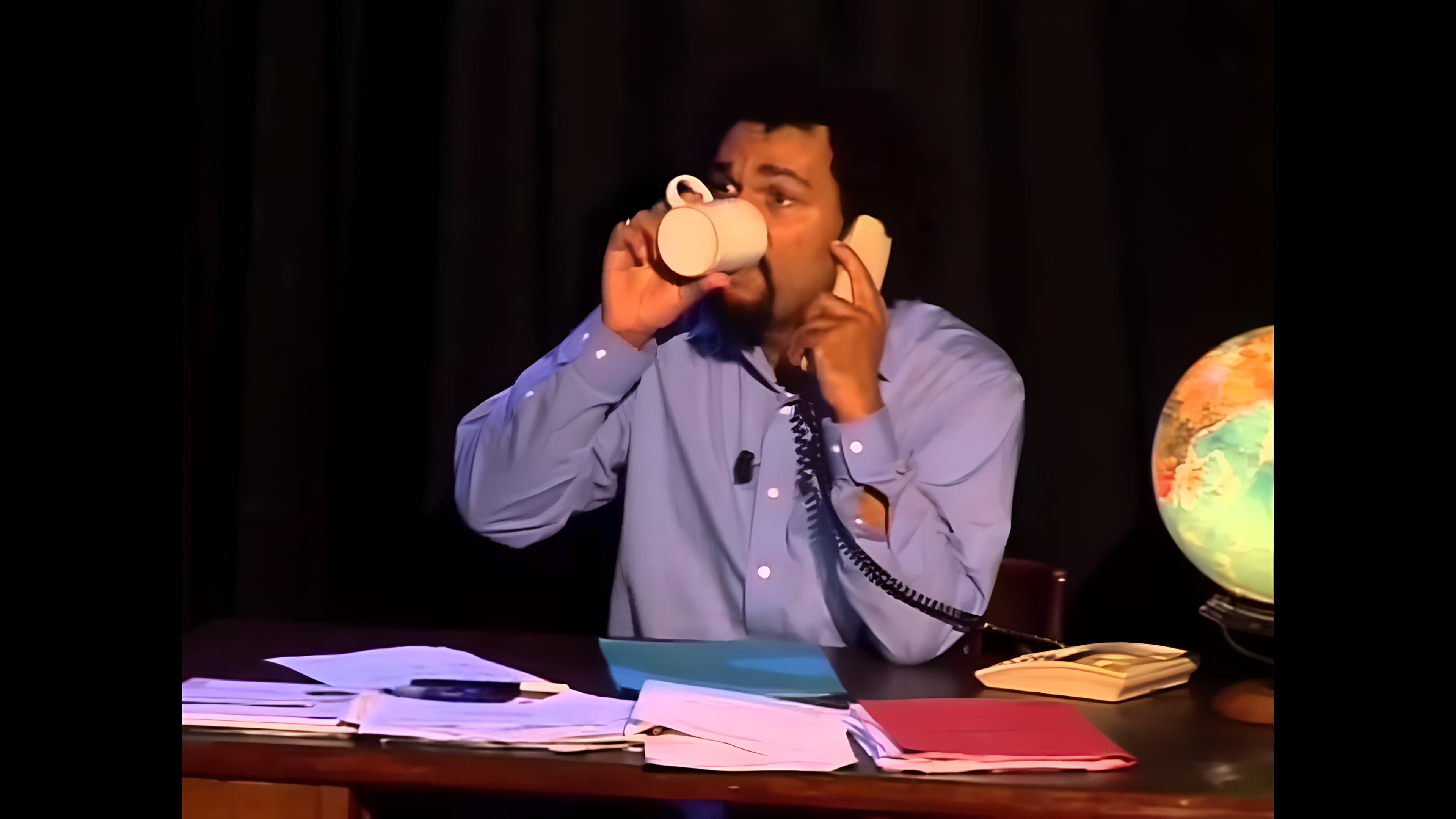Dieudonné - Dépôt de bilan Background