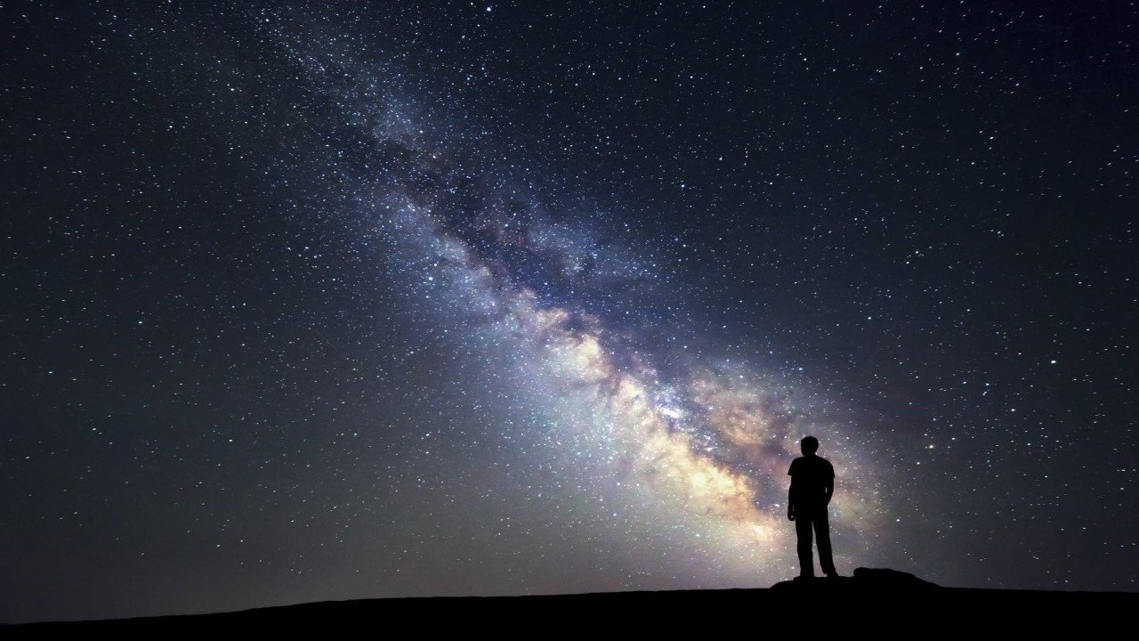 Univers, au-delà du visible Background