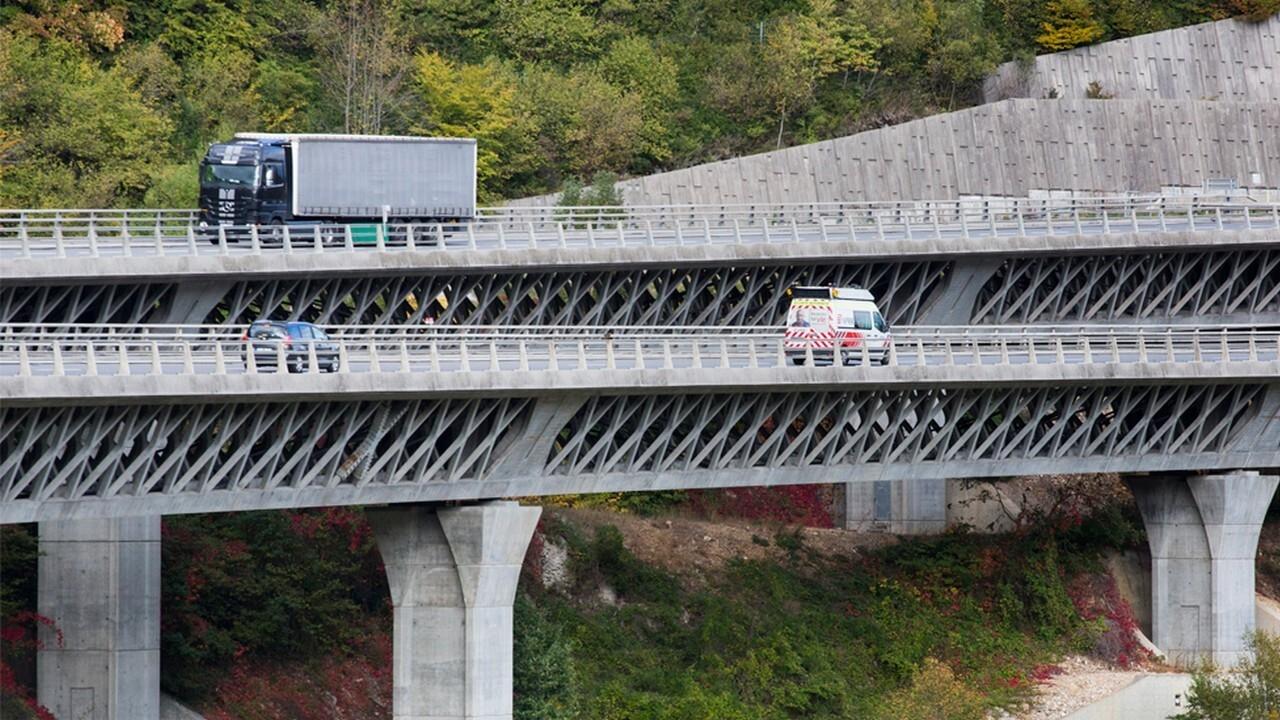 L'A40, l'autoroute des titans Background