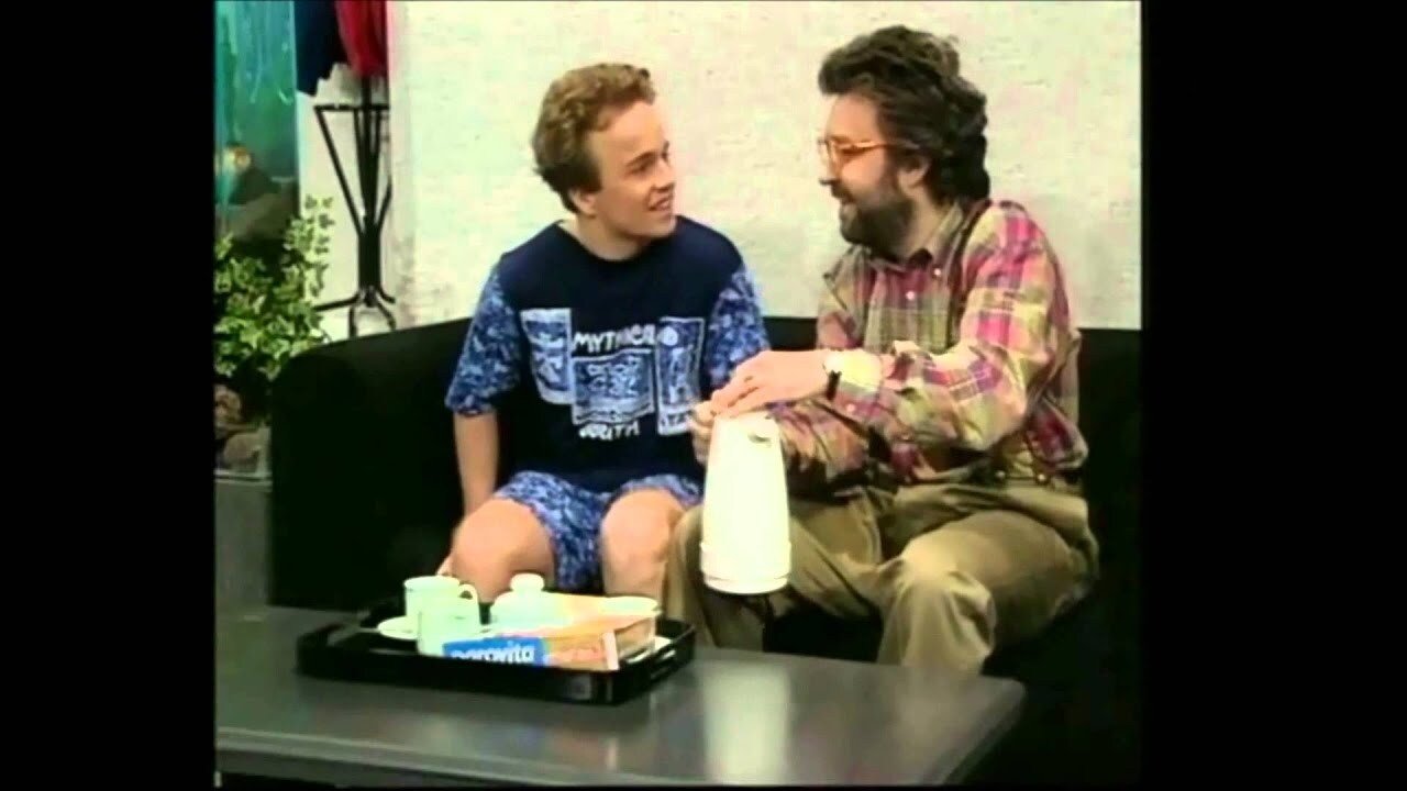 Drie Mannen Onder Één Dak Background