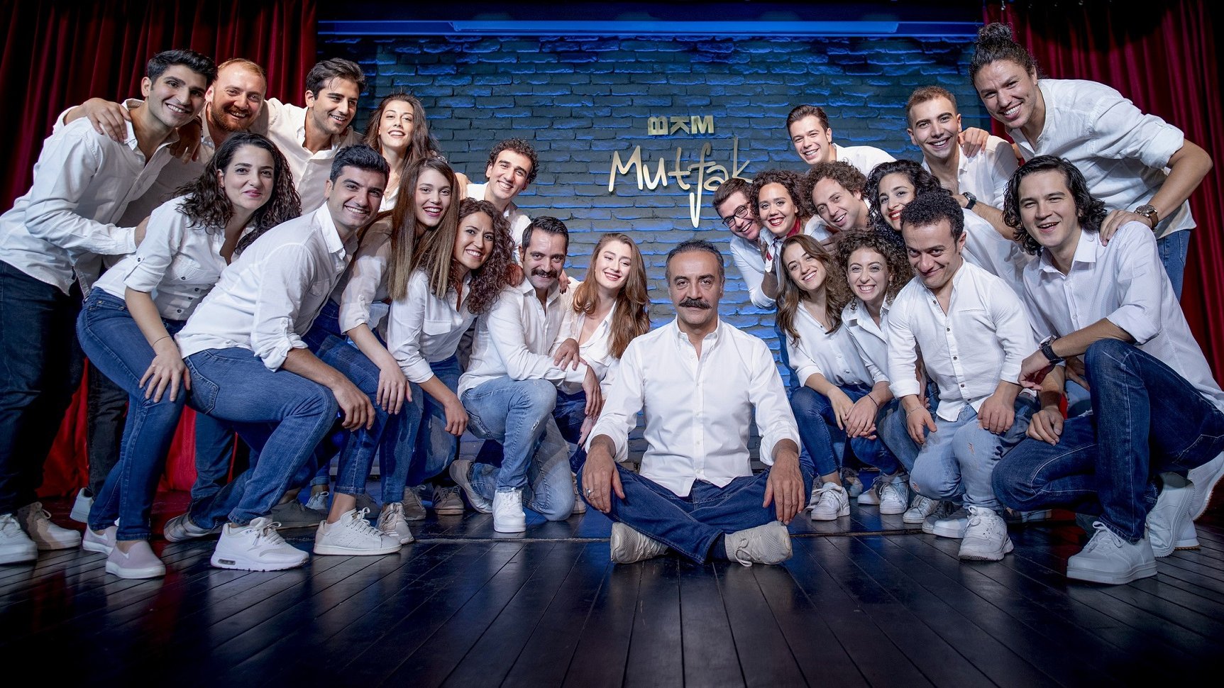 Çok Güzel Hareketler 2 Background