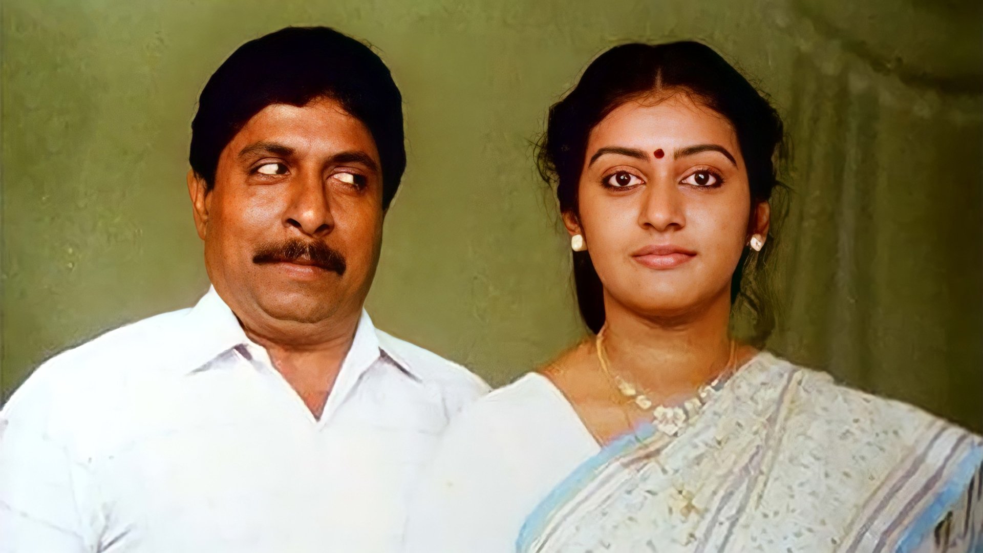 Vadakkunokkiyantram Background